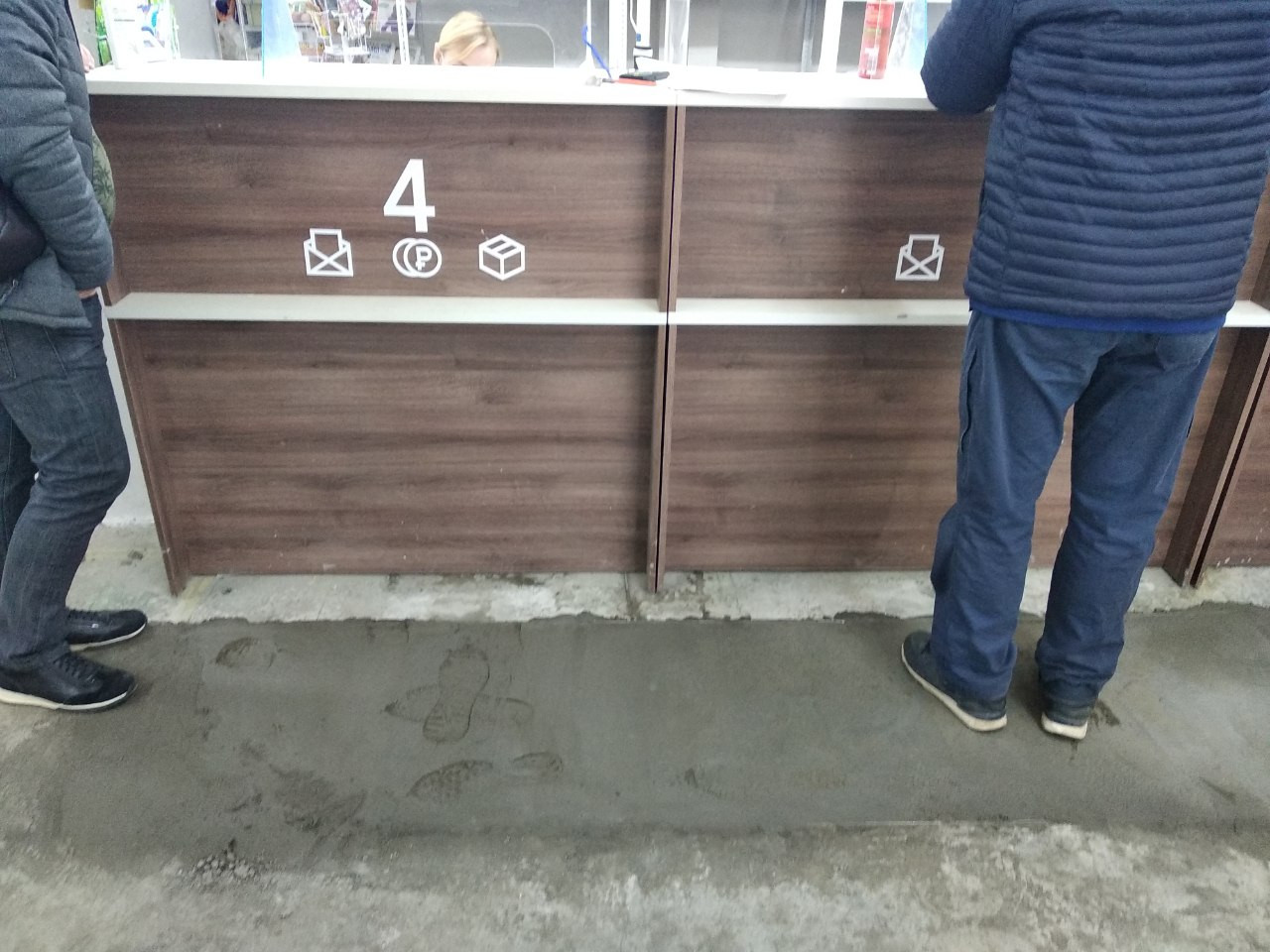 Осторожно! На центральной почте инновационные жидкие полы ????