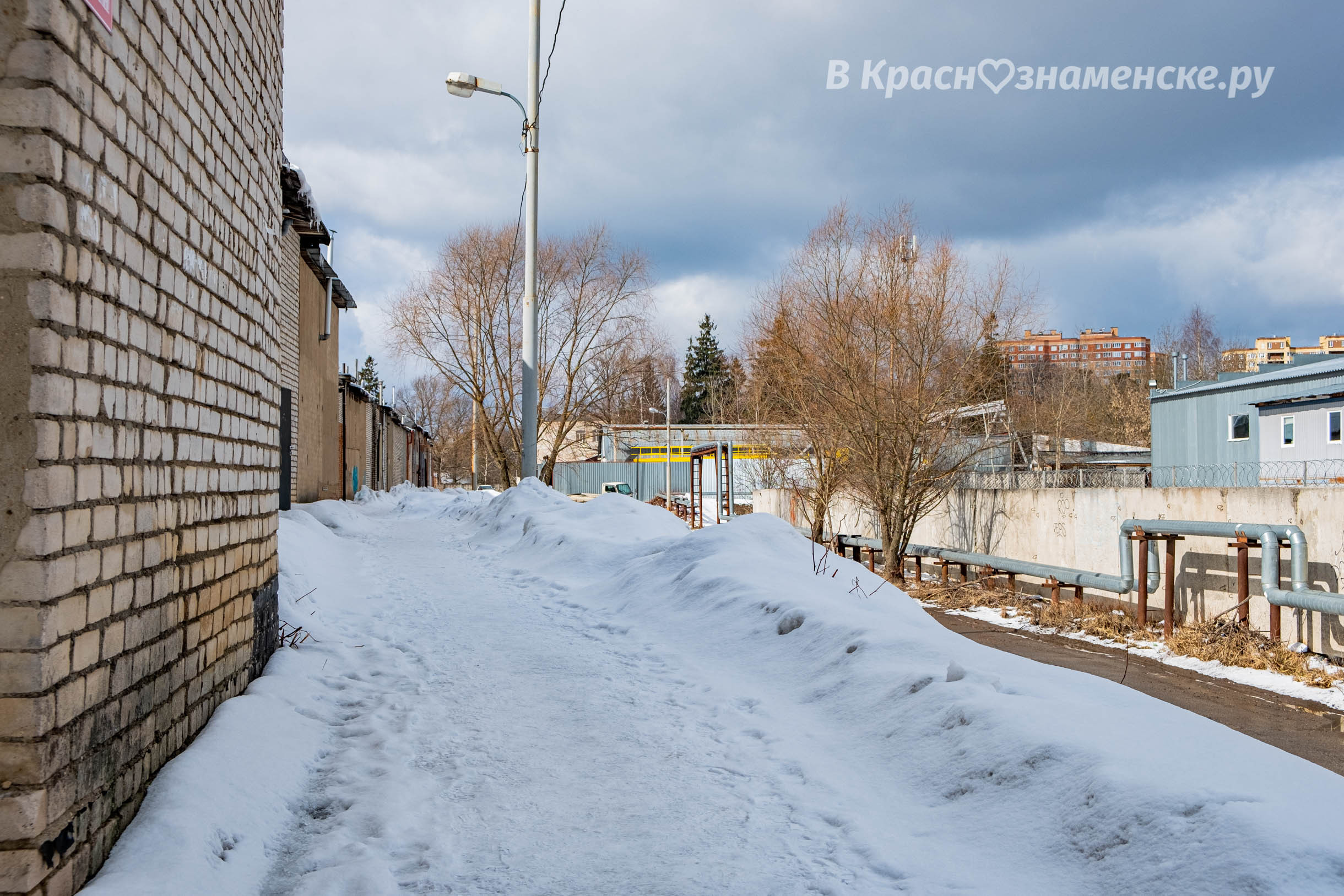 А вы знали, что к лыжной трассе нет пешеходной дорожки?  Сти
