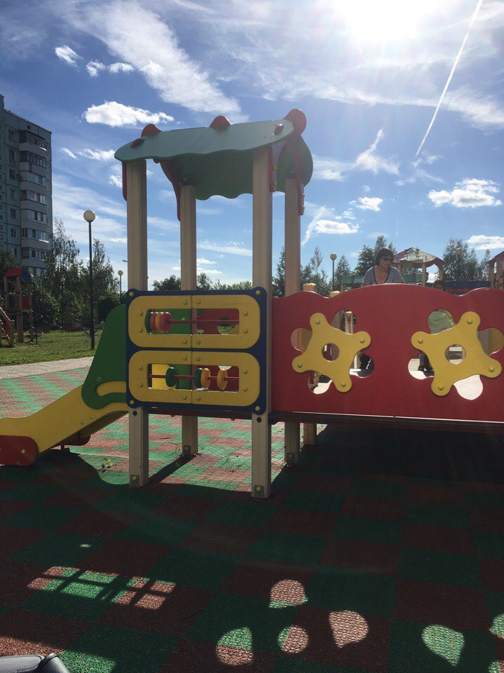 На детской площадке победы 18 , нашла ключи ! Пишите в личку