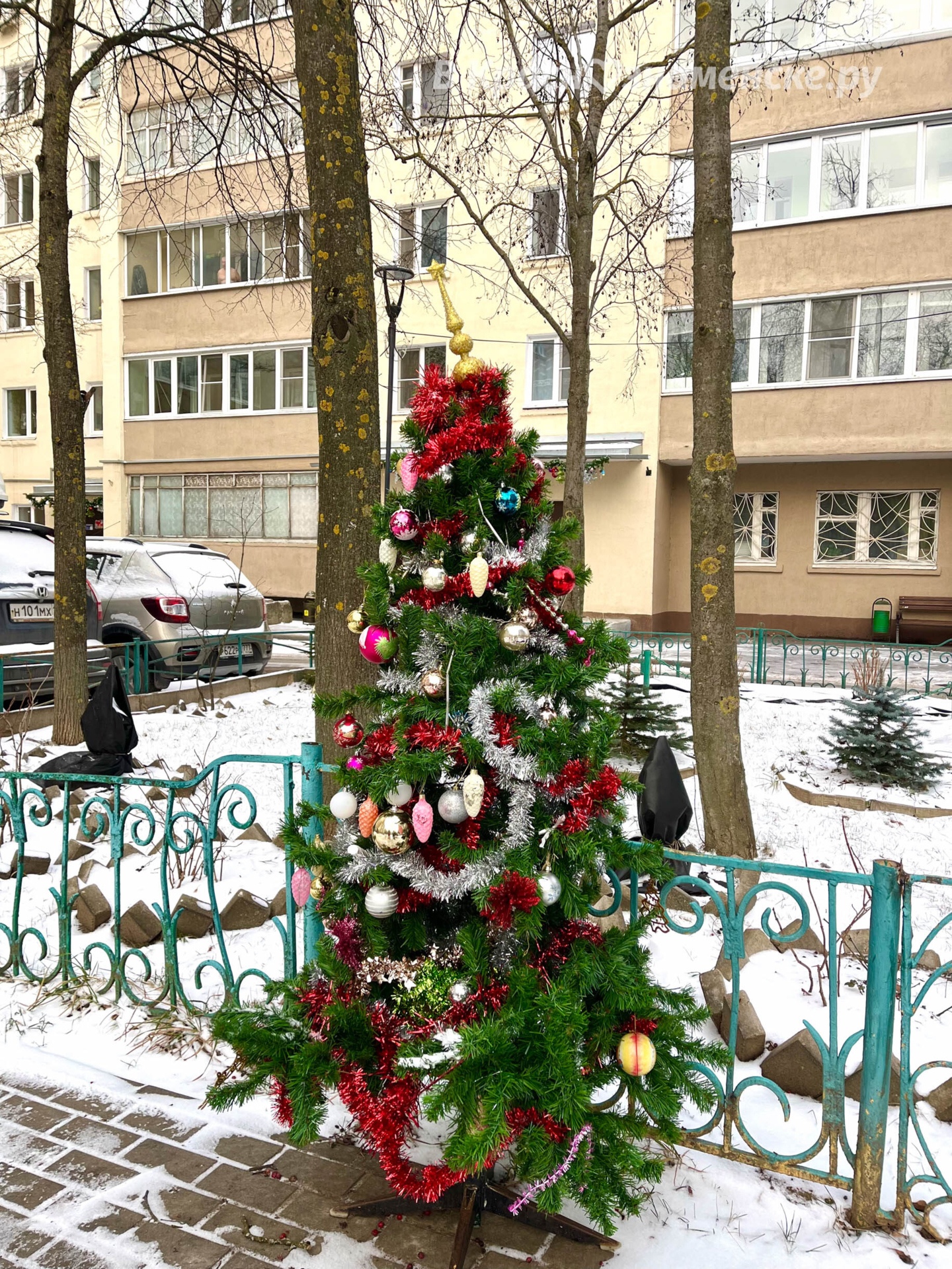 Во дворе Краснознаменной 21 уже тоже появилась праздничная а