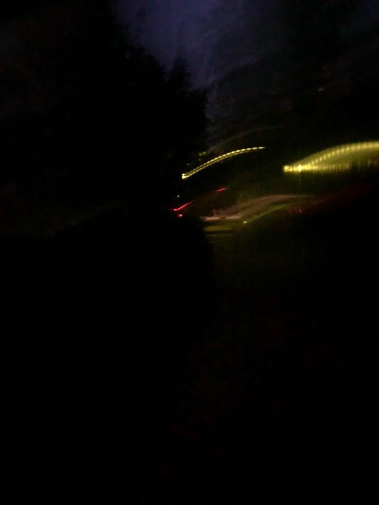 Темень в городе - ужас!  Вид на проезжую часть улицы Победы,