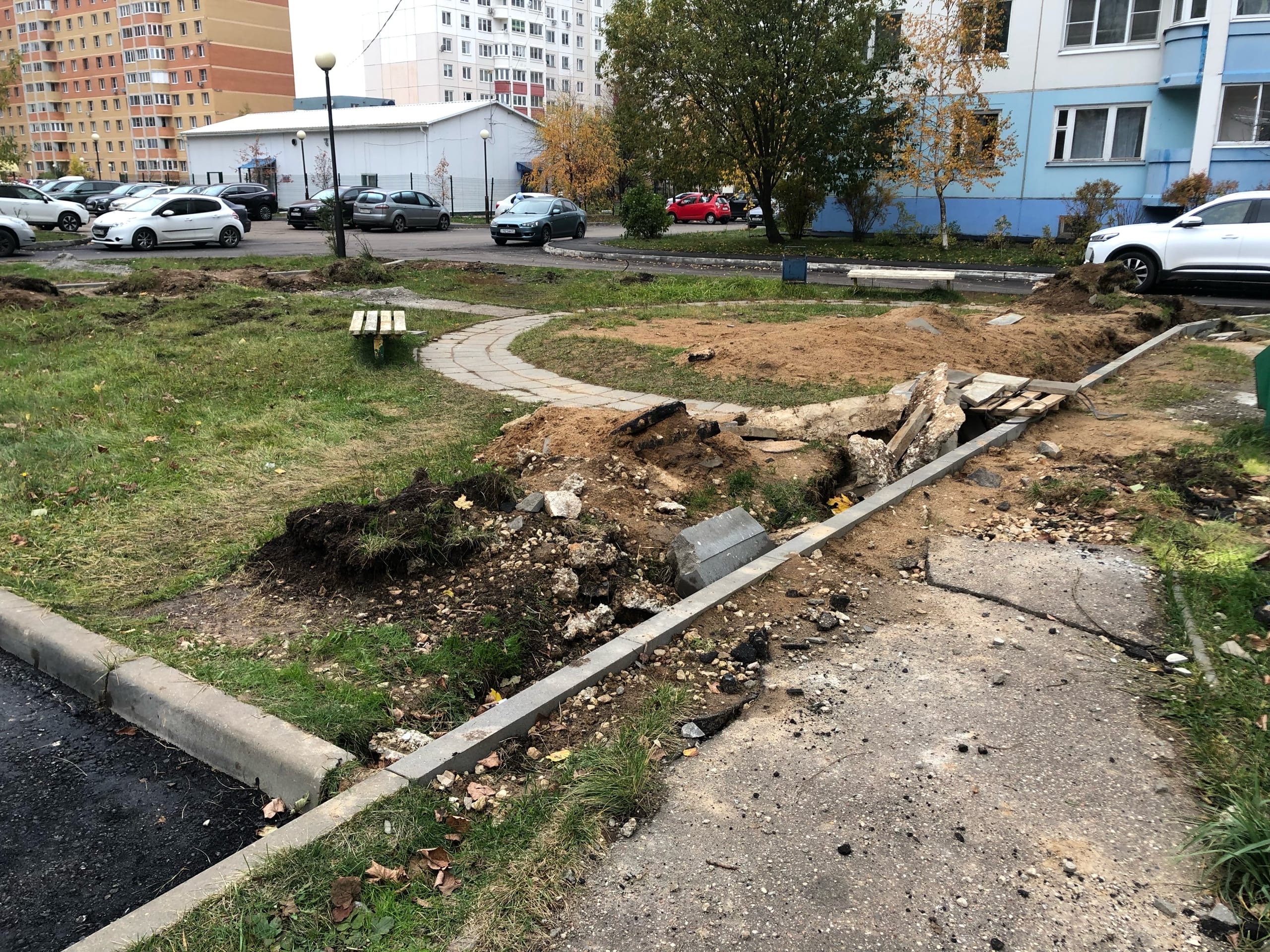 Кто и когда доведёт это «благоустройство» до конца?сломали б
