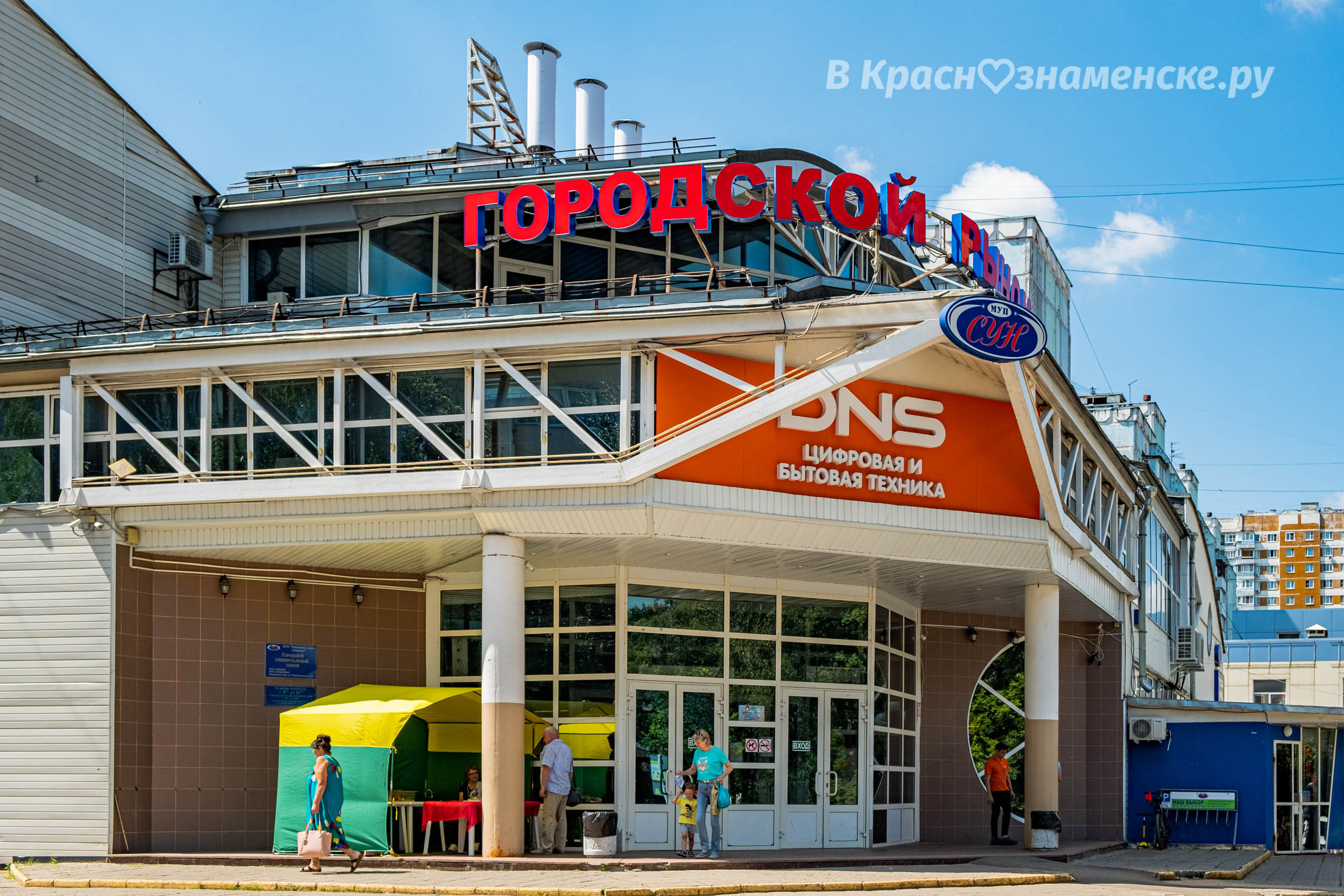 Что это за лестница на крыше городского рынка? Кто знает, ка