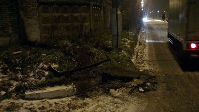 Сам не понял, шел дождь, машину немного носило, ехал 40 кмч, в такую погоду больше ездить не рискую, а перед этой площадкой немного притормозил, машину понесло, выжал полный тормоз и без всякого эффекта торможения бахнул мордой в земляную горку перед стол