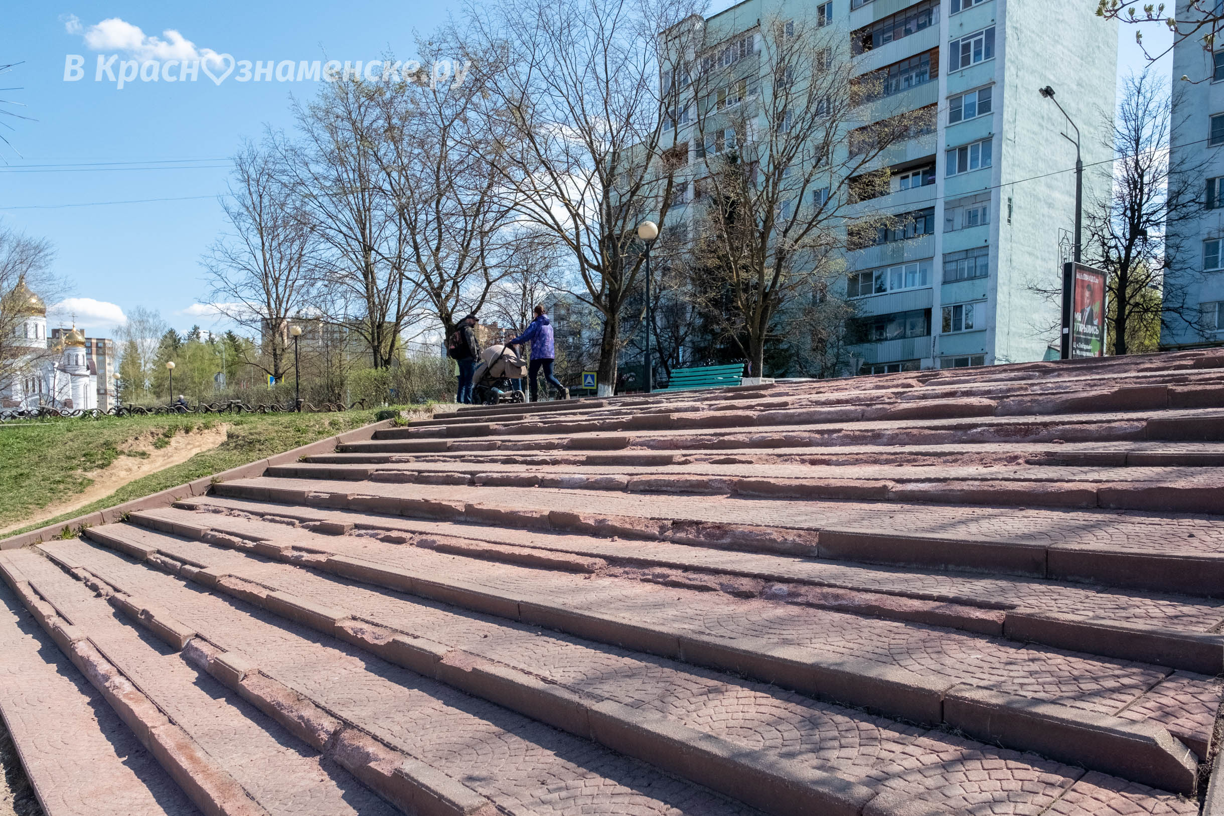 Шел XXI век. Человечество так и не научилось делать ступеньк