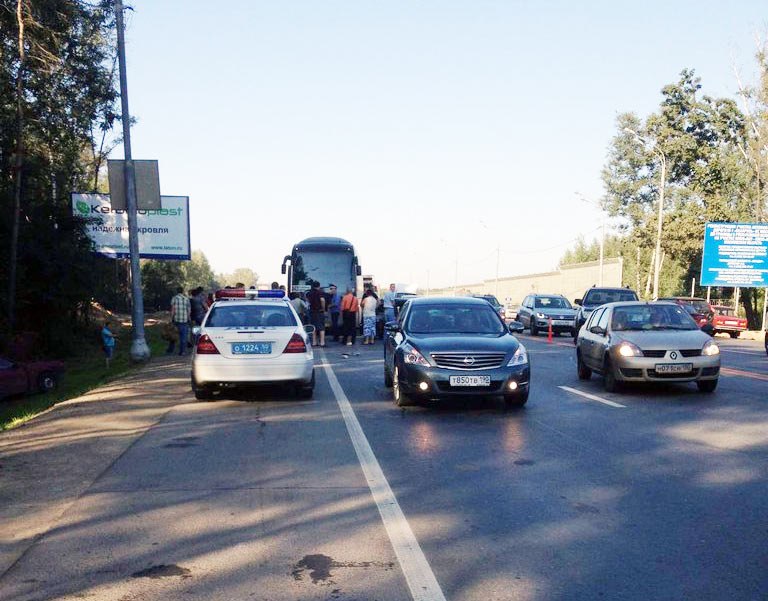 Авария произошла утром в районе 9:00 часов
Со слов пассажира автобуса, мужика вытащили из машины и пытались откачать... чем закончилось не известно