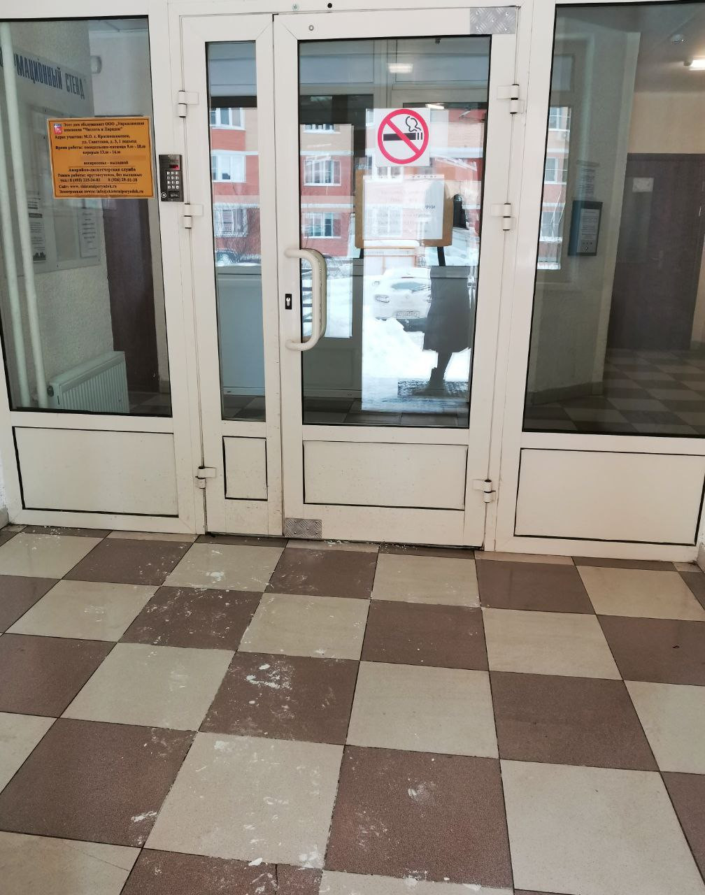 Продолжаем подборку "растаявших" ступеней.
С этих скоро можно будет скатываться, как с горки.