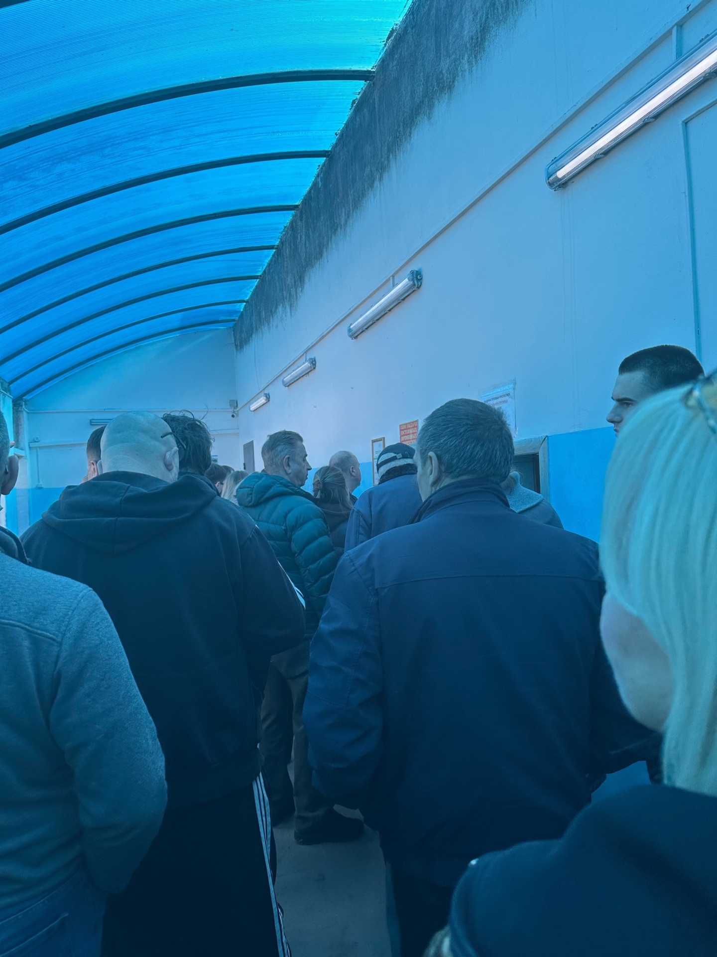 Толпы людей дышат черной плесенью на КПП  Напомним, реконстр