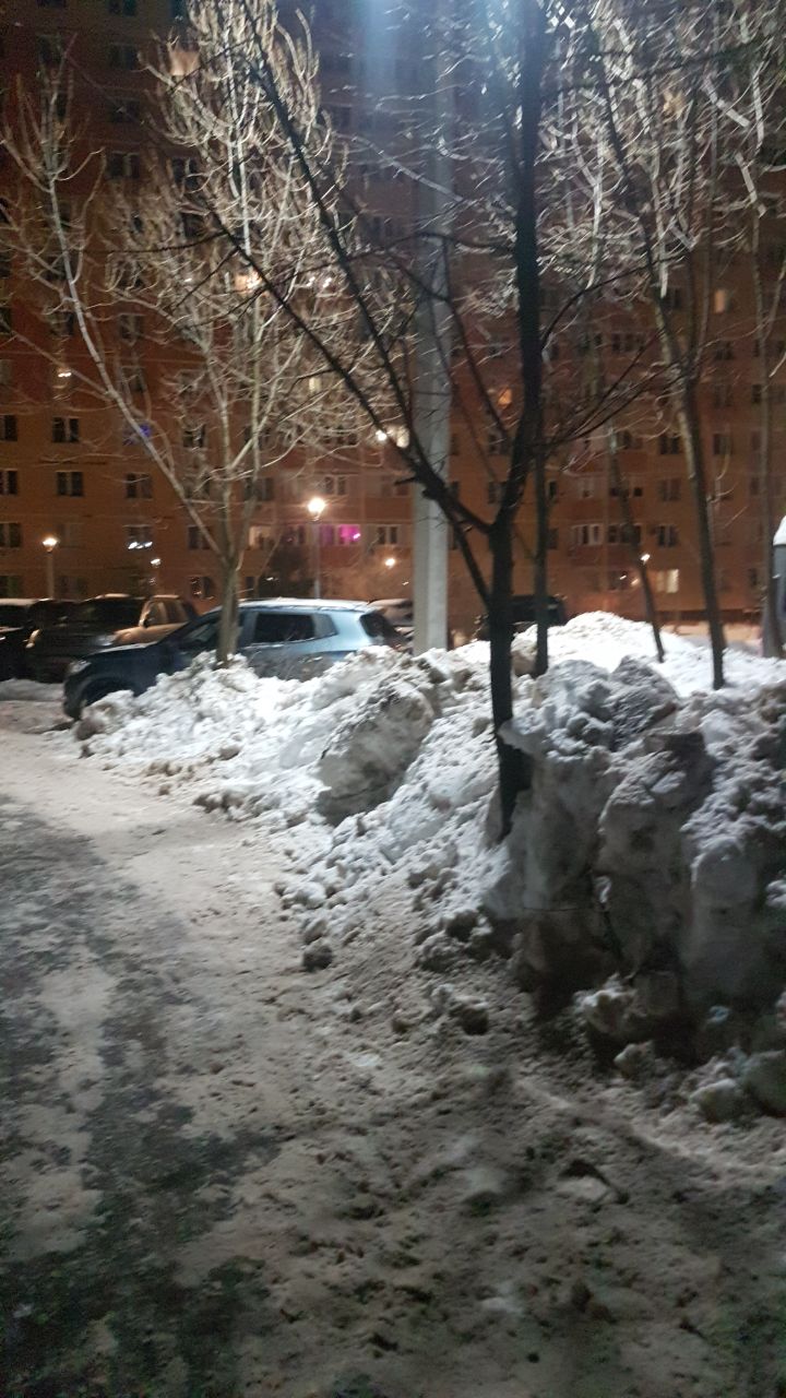 Вот так не вывозится снег на Связистов, вдавливая куда тольк