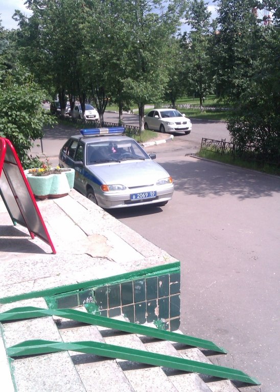 Вот так паркуются полицейские в Краснознаменске
Кто выпишет штраф ?