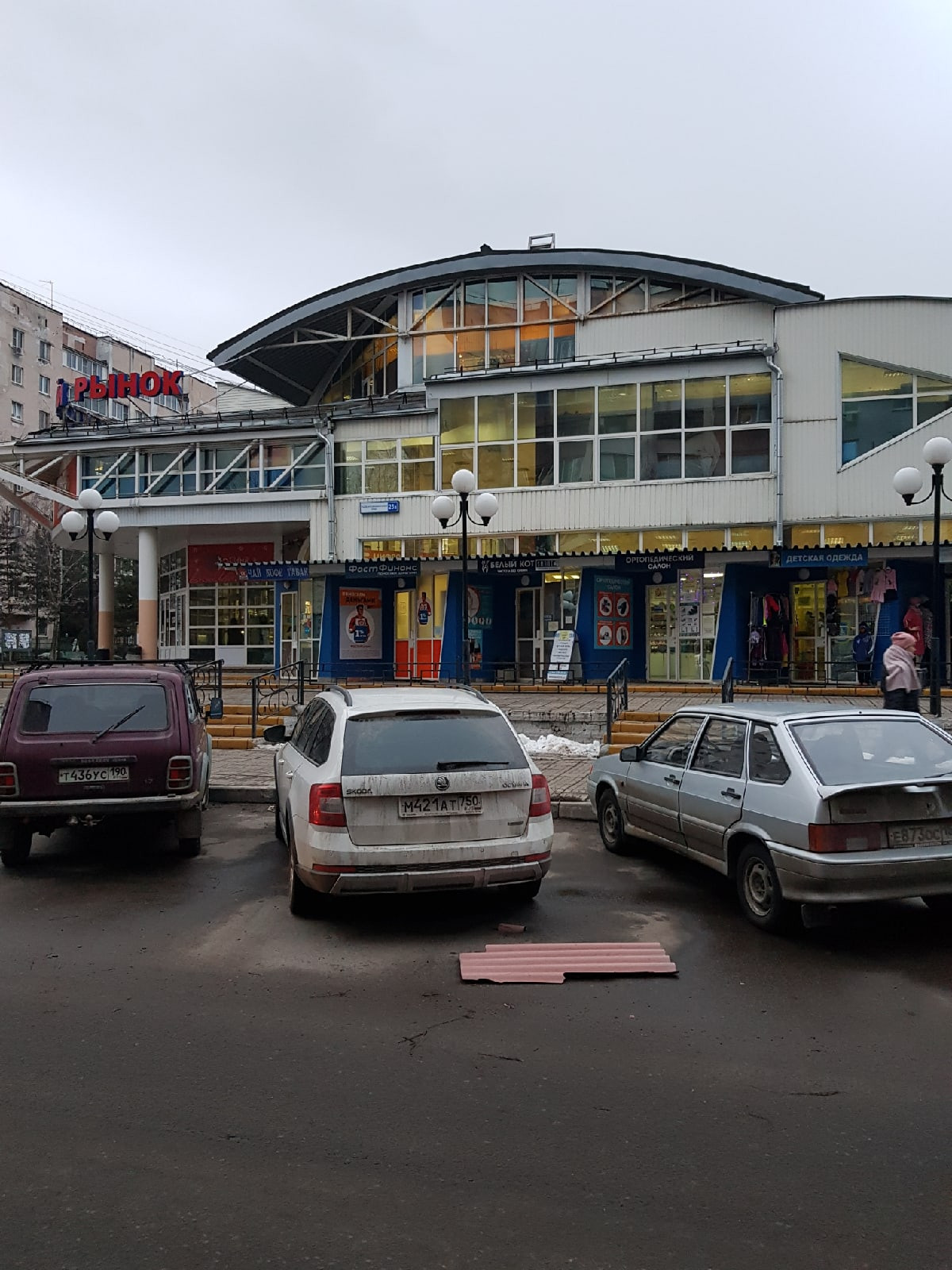 Опять падающий шифер, теперь у рынка. Хорошо что никого не з