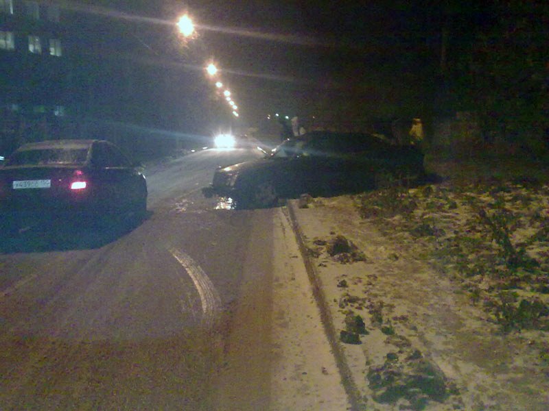 Водитель не справился с управлением и вылетел на обочину
Со слов очевидцев "пьяная молодежь взяла автомобиль у родителей"