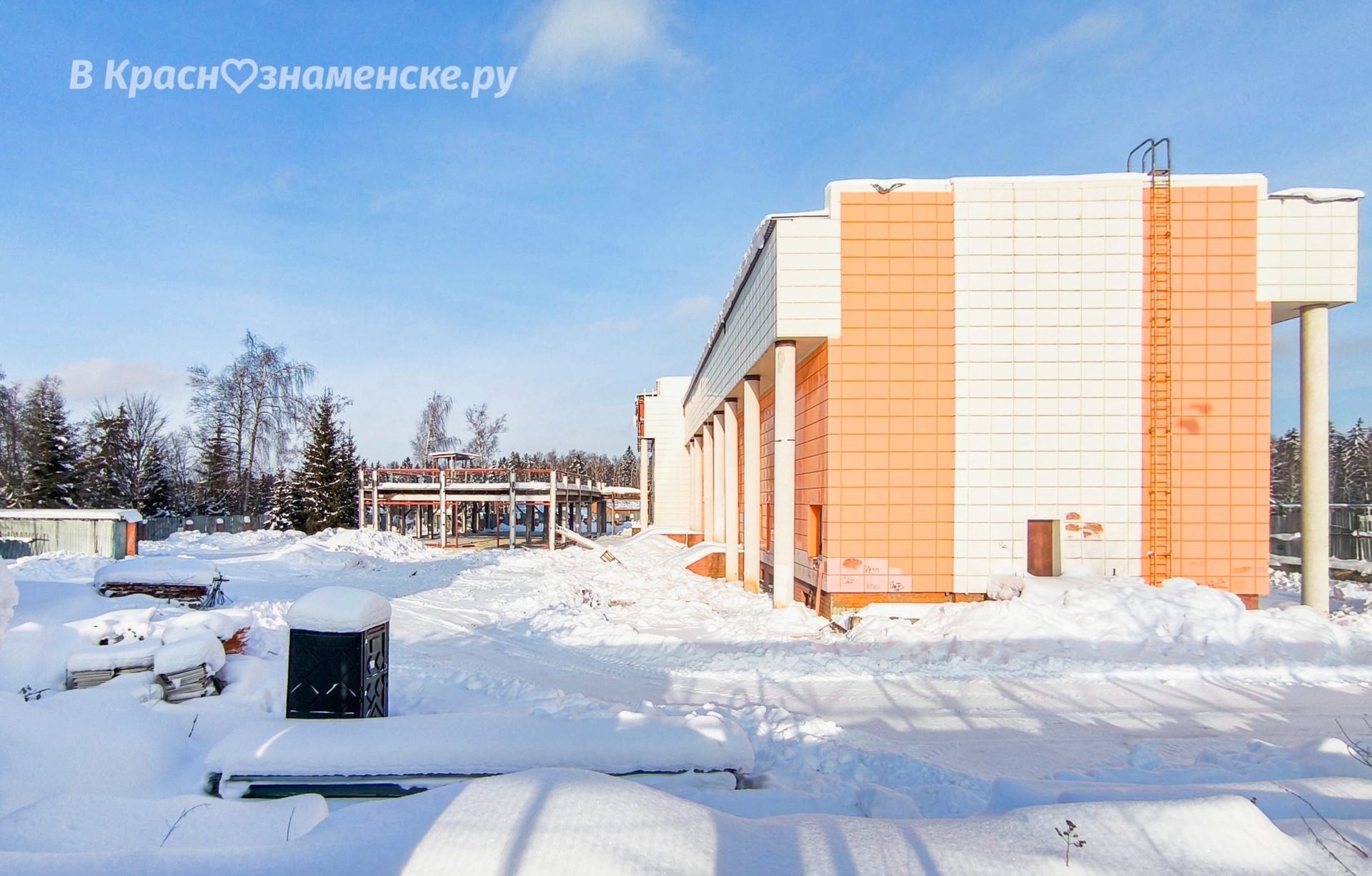 Буквально вчера видели, что на территории этого недостроя сн