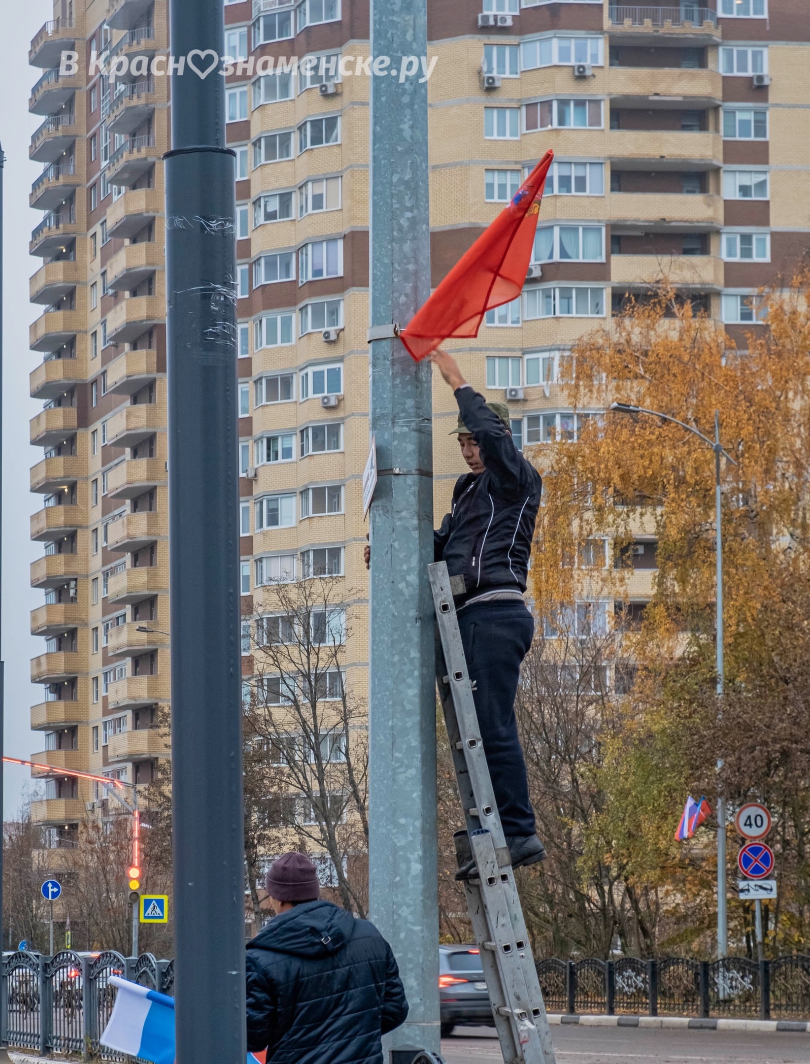 На столбах освещения всех главных улиц города идёт замена ст