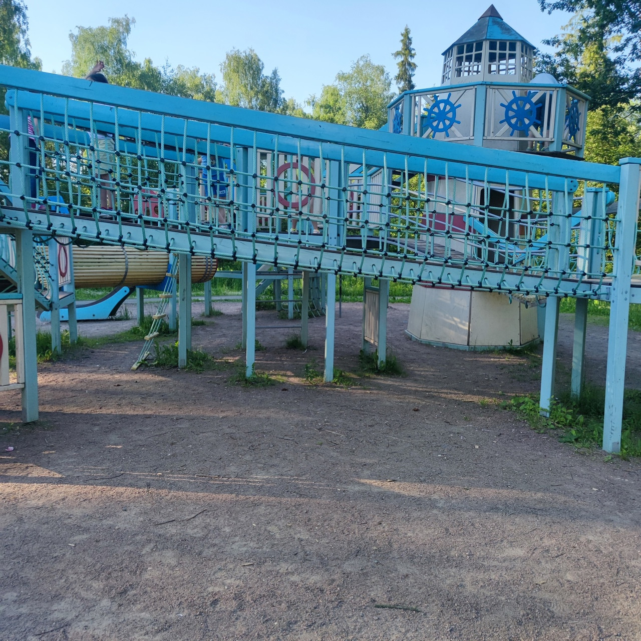 Вот такое состояние игровых зон в парке... Лестница на горку