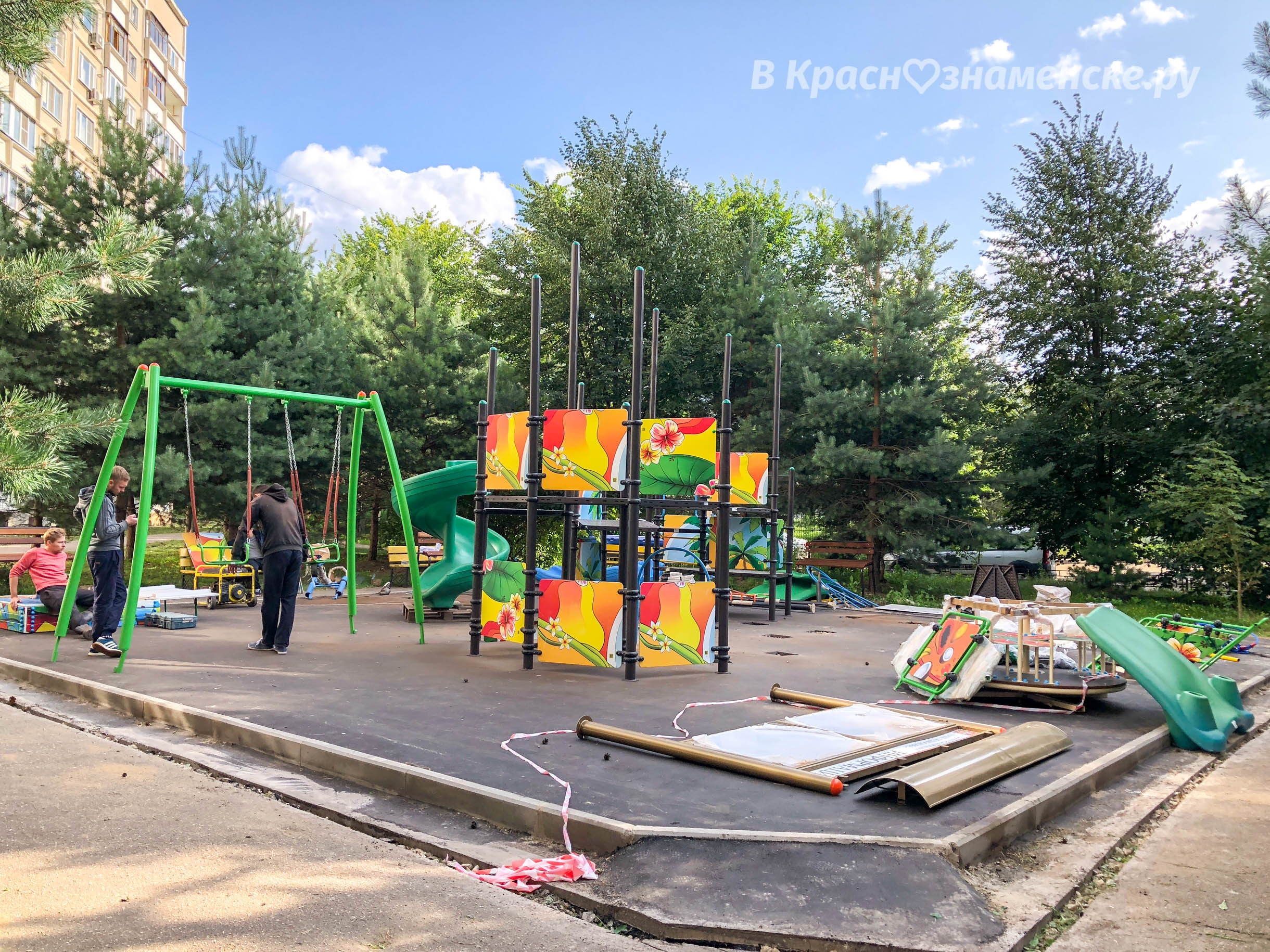 На улице Шлыкова делают новую детскую площадку ٩(◕‿◕｡)۶  Вот