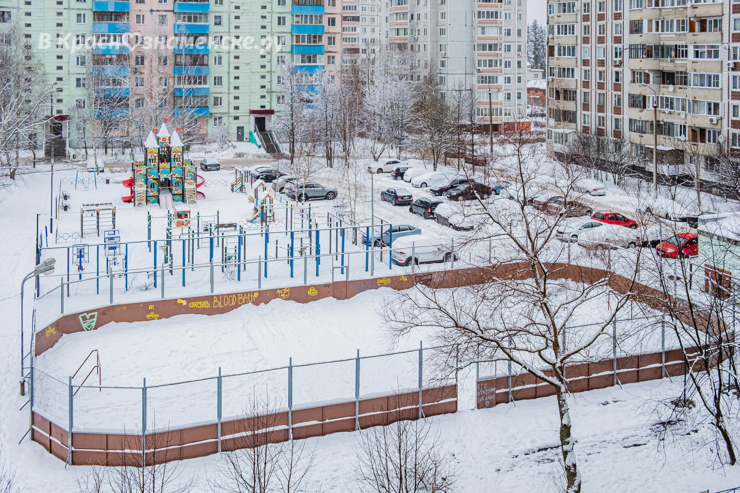 У города в наличии имеется несколько хоккейных коробок, одна