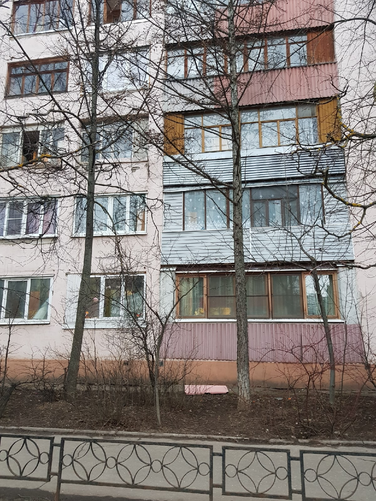 Опять падающий шифер, теперь у рынка. Хорошо что никого не з