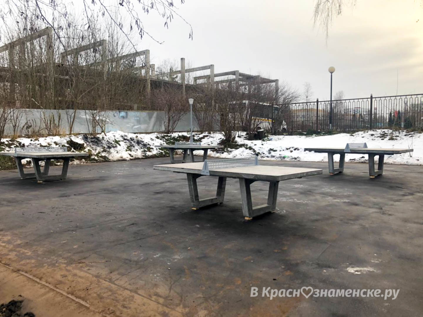 В парке установили антивандальные теннисные столы и столы дл