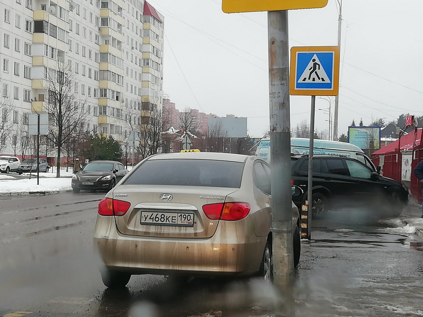 Уже неоднократно наблюдал как это таксист нарушает ПДД, то п