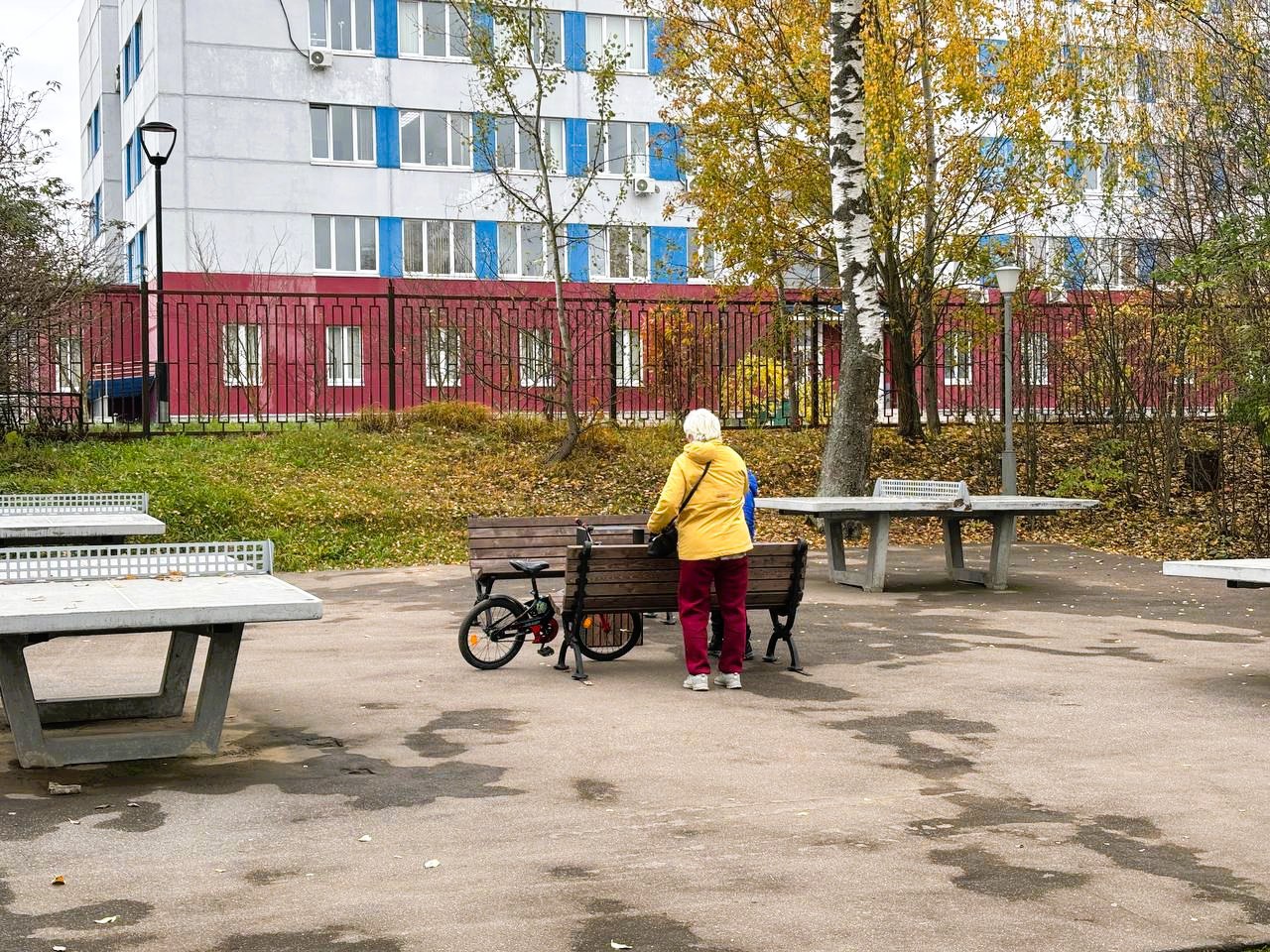 В Городском парке появились 30 комплектов новых лавочек и ур