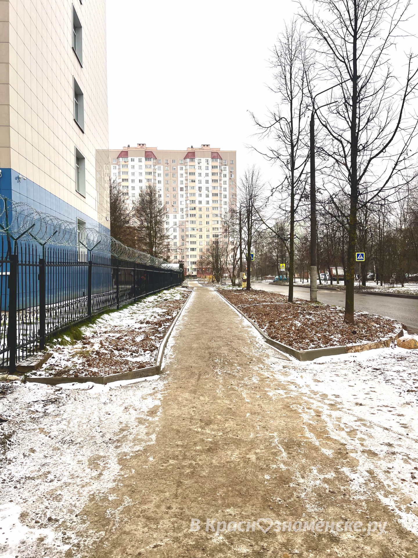 На ул. Октябрьская вновь появилась пешеходная дорожка.  Пока