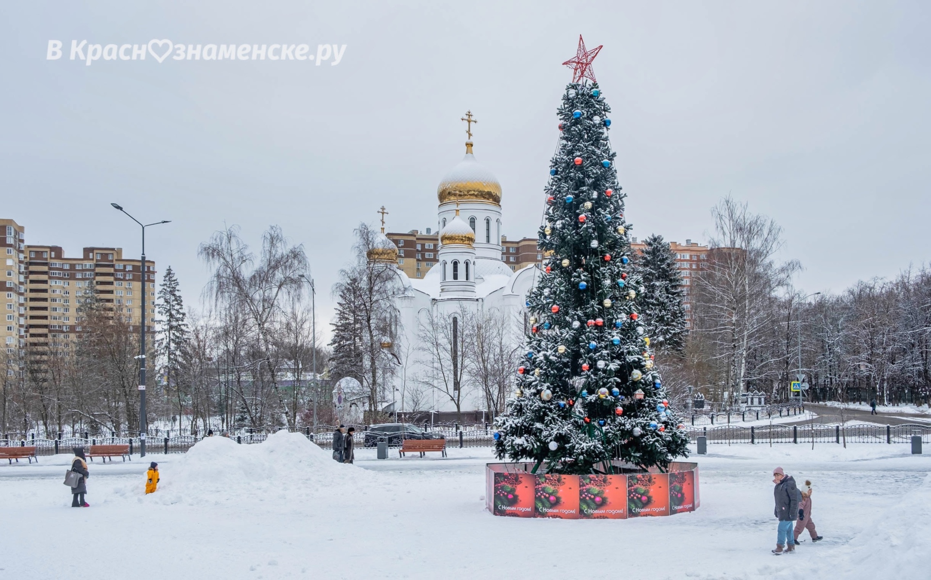 Как считаете, какая из основных ёлок города самая нарядная?