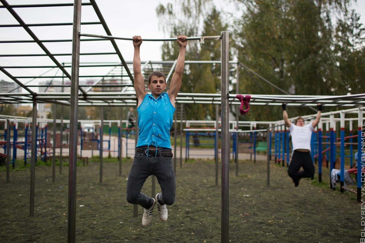 Всем привет, сегодня мы с вами посмотрим как проходили соревнования на спортивных сооружениях около 1ого пруда, было много людей всех возростов, но может кто-то не смог придти. 
Ребята подготовились основательно, принесли колонку и ноутбук, скамью для