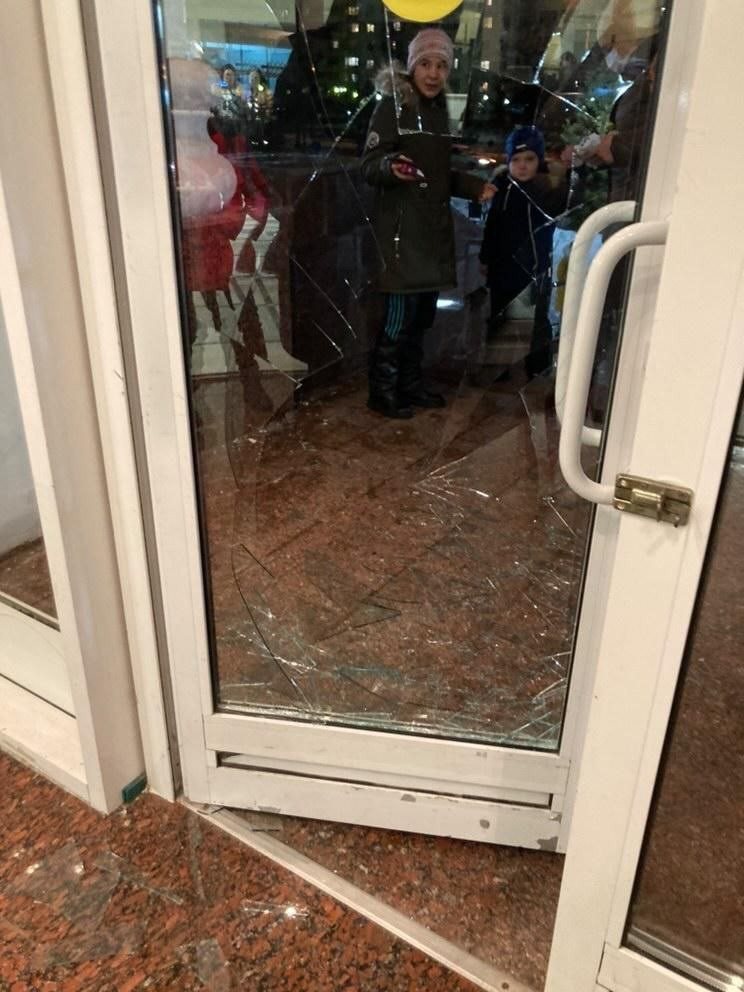 Сегодня вечером в ЦРТДЮТ разбили дверь
