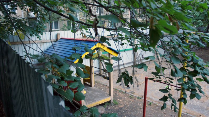 Во дворе дома № 8 по улице Парковой ООО "Ниском" проявила фантастическую жадность, отобрав значительную часть детской площадки у детворы из близлежащих домов.