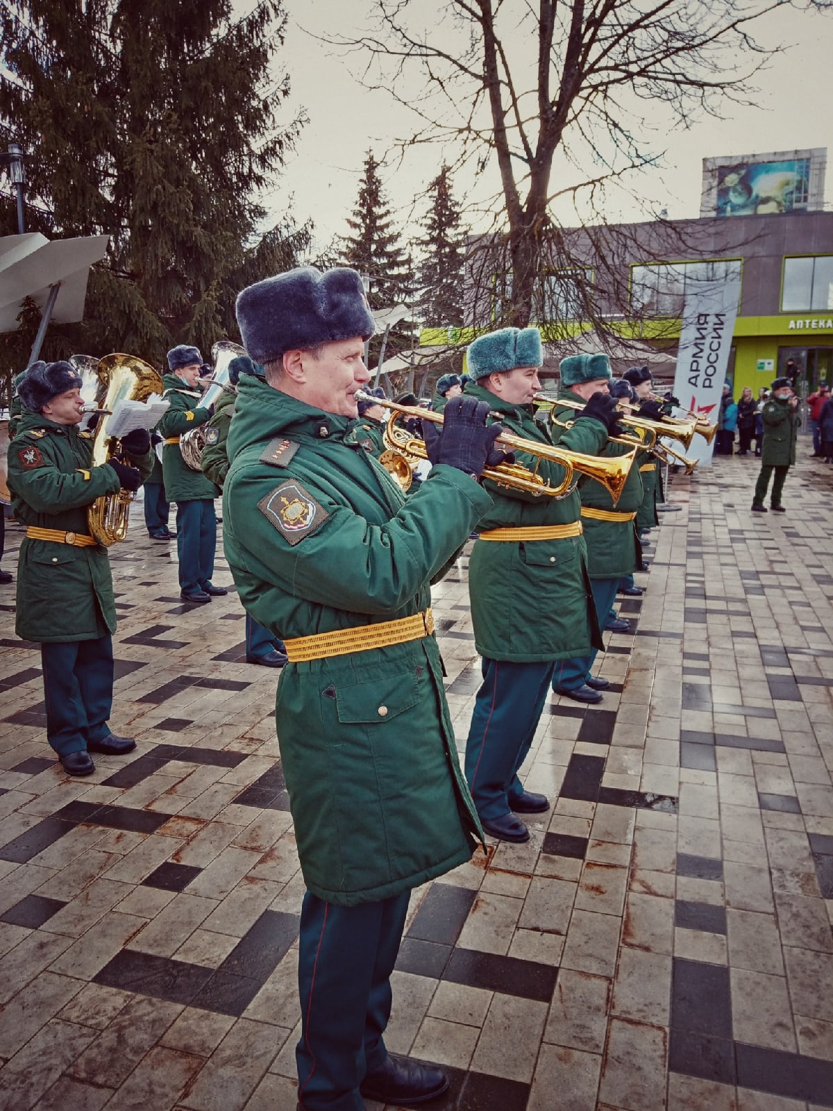 Самое главное и ценное в жизни - это семья. Сначала та, в ко