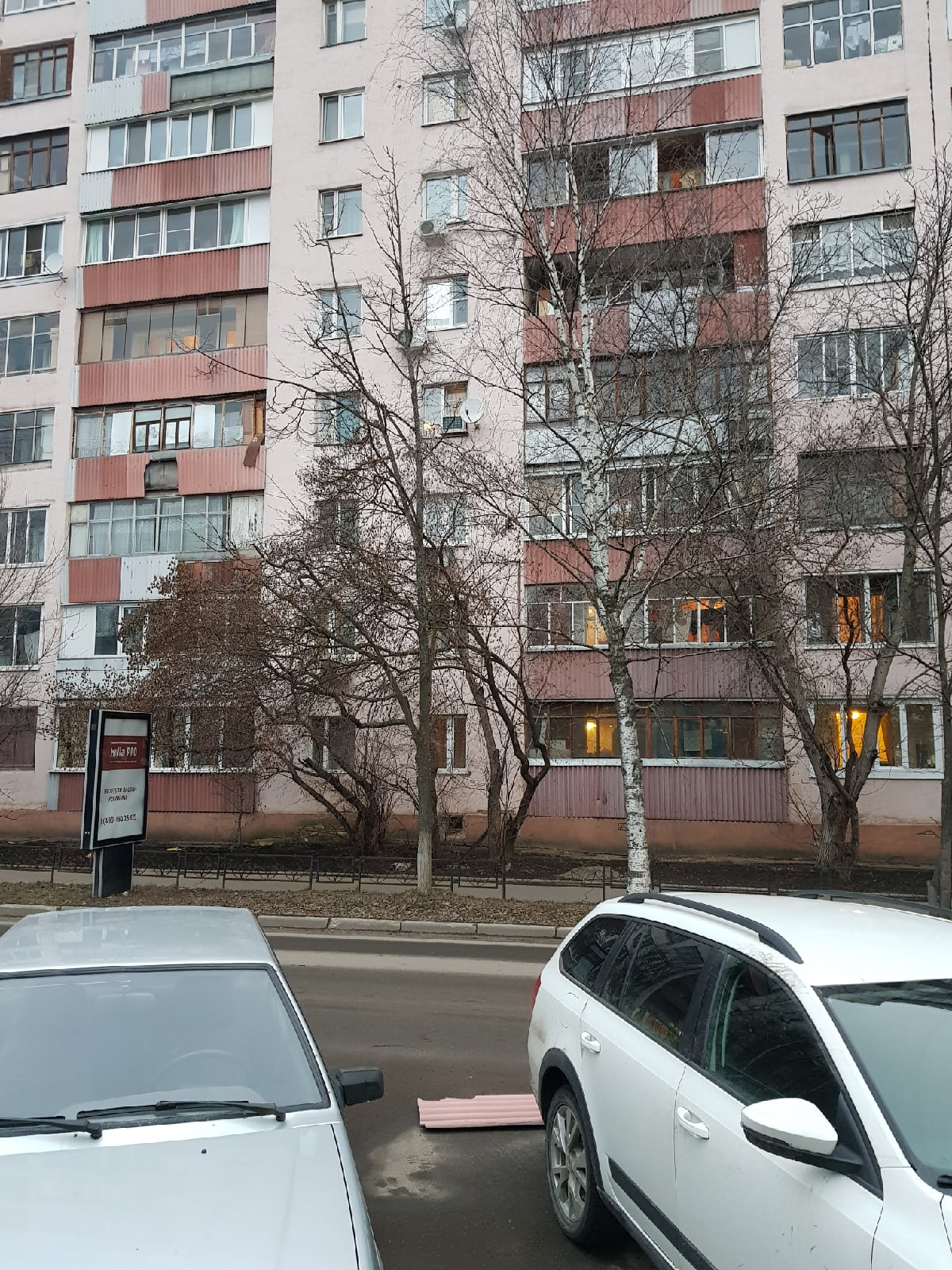 Опять падающий шифер, теперь у рынка. Хорошо что никого не з