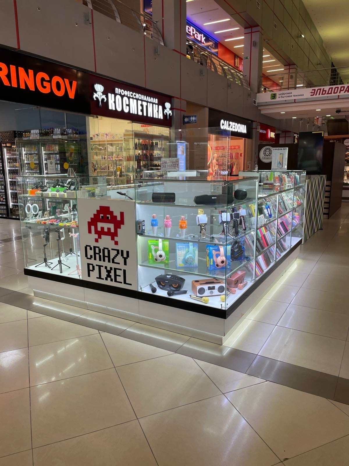 На остров по продаже мобильных аксессуаров “Crazy Pixel” тре