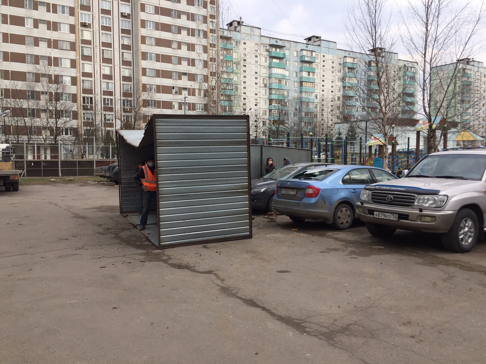 Сегодняшний демонтаж укрытий на автоплощадке во дворе по ул.
