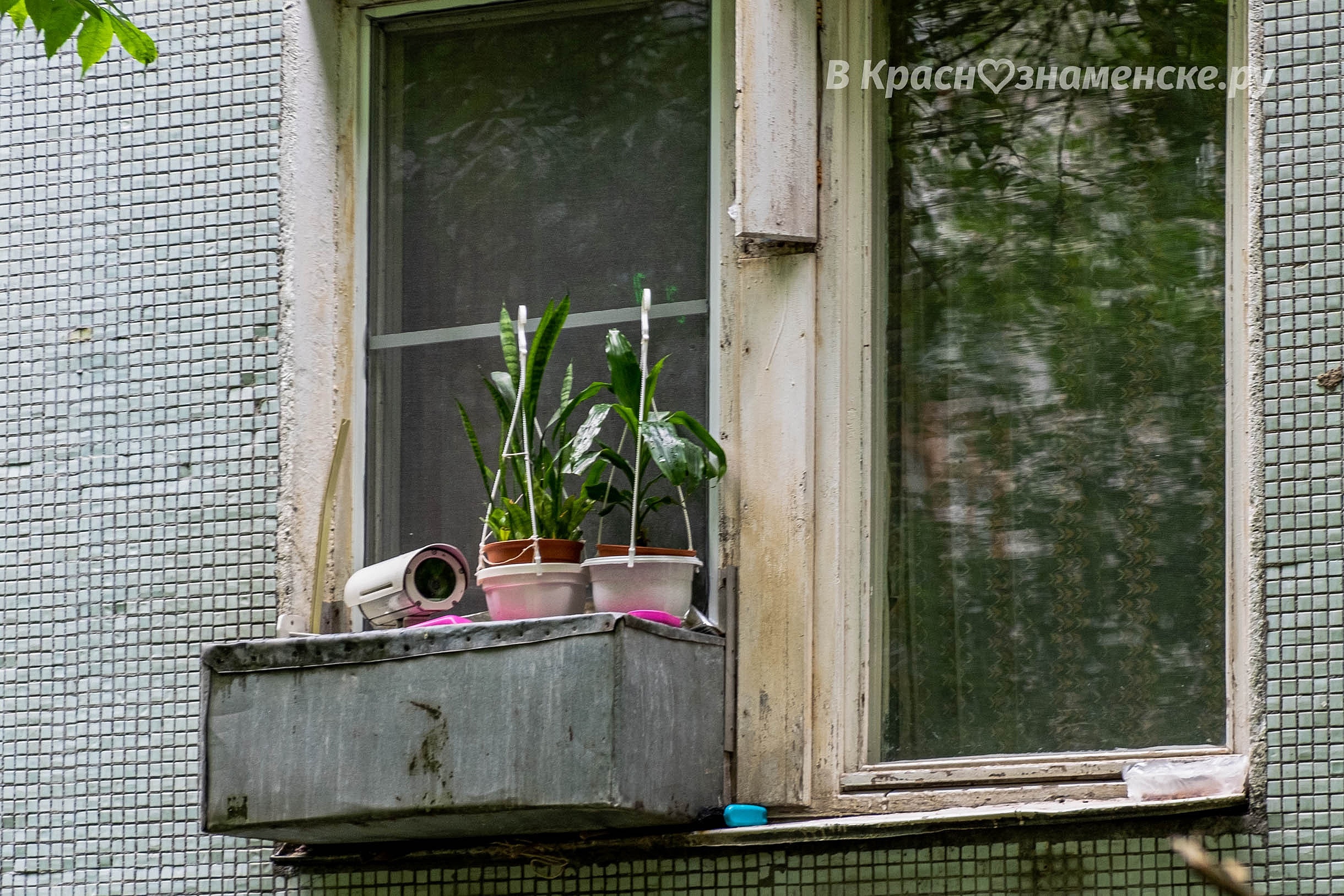 В разных местах города встречаются камеры видеонаблюдения, п