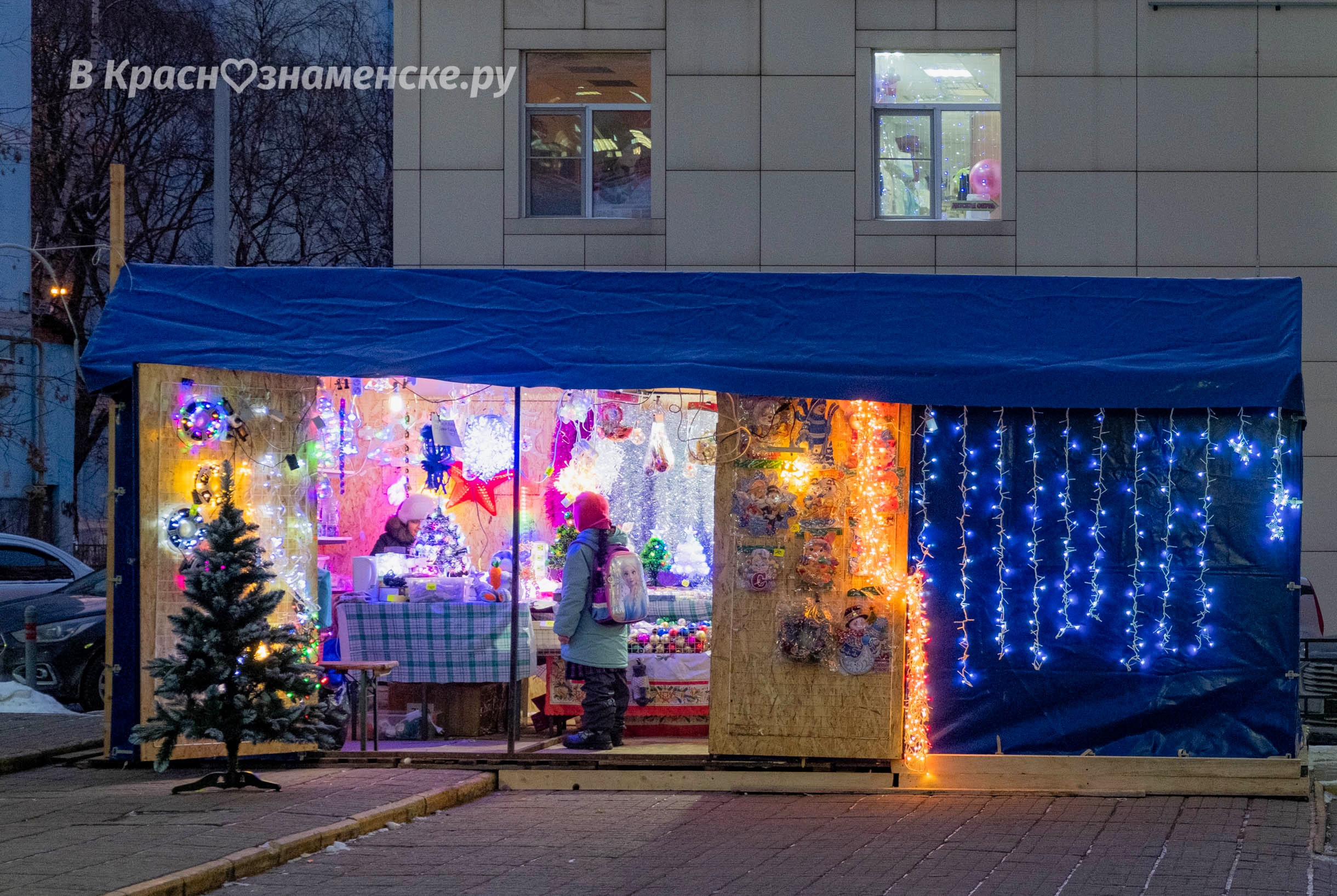 У Городского рынка появилась палатка с праздничными гирлянда