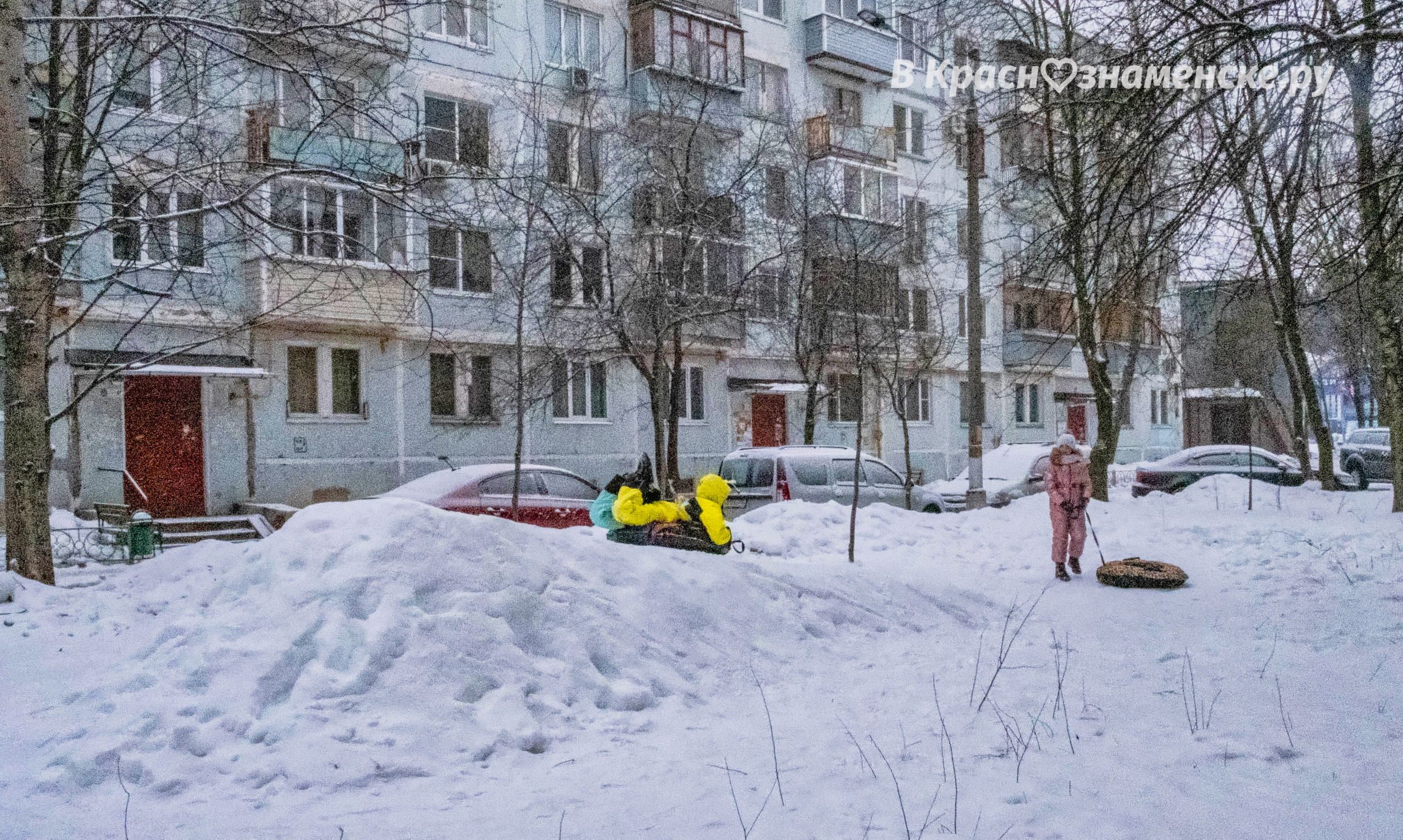 Вслед за Связистами, самодельные снежные горки стали появлят