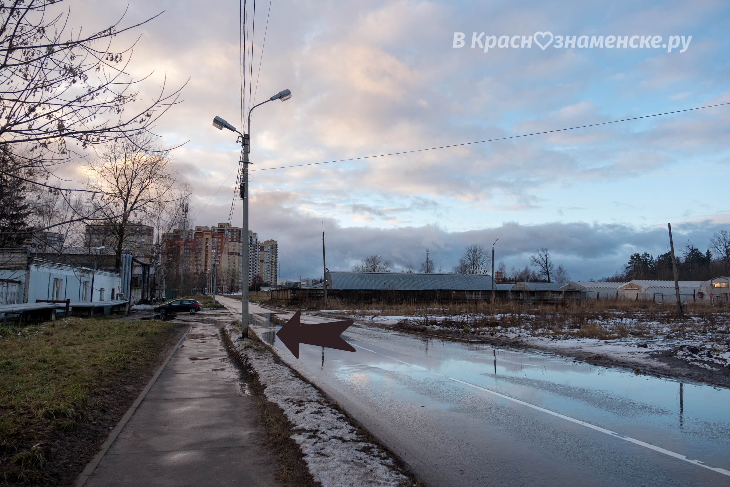 При выезде из ГК Орион в сторону городка слева у тротуара ст