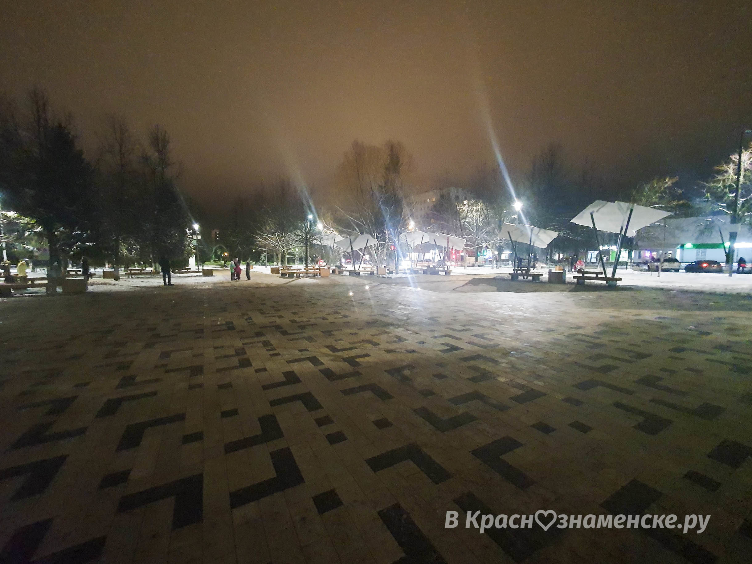 Три лампочки взирают в космос с кирпичной кладки. Зачем ? ????