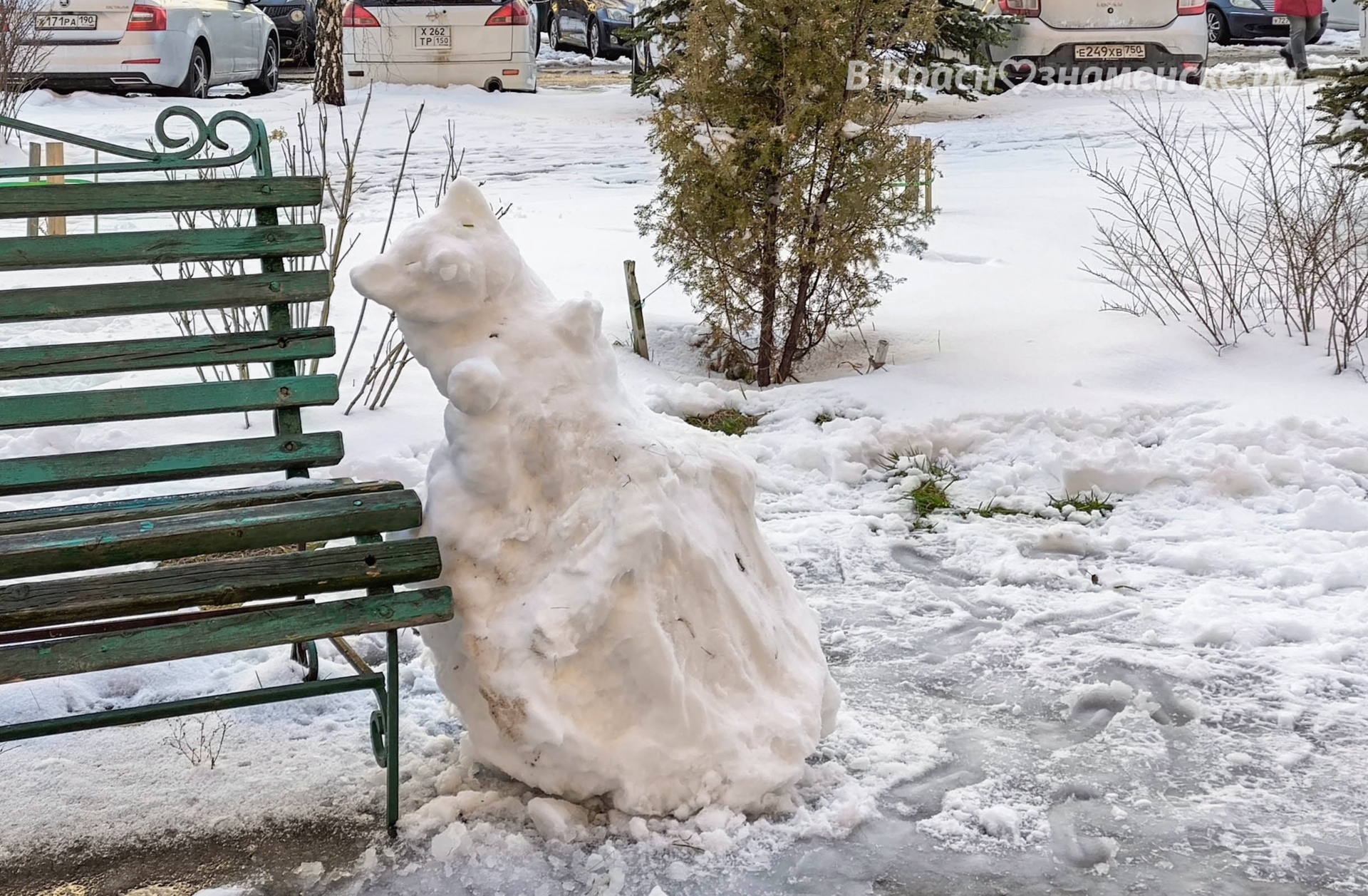 Апрельские снеговички на улицах города.  Делитесь фотография