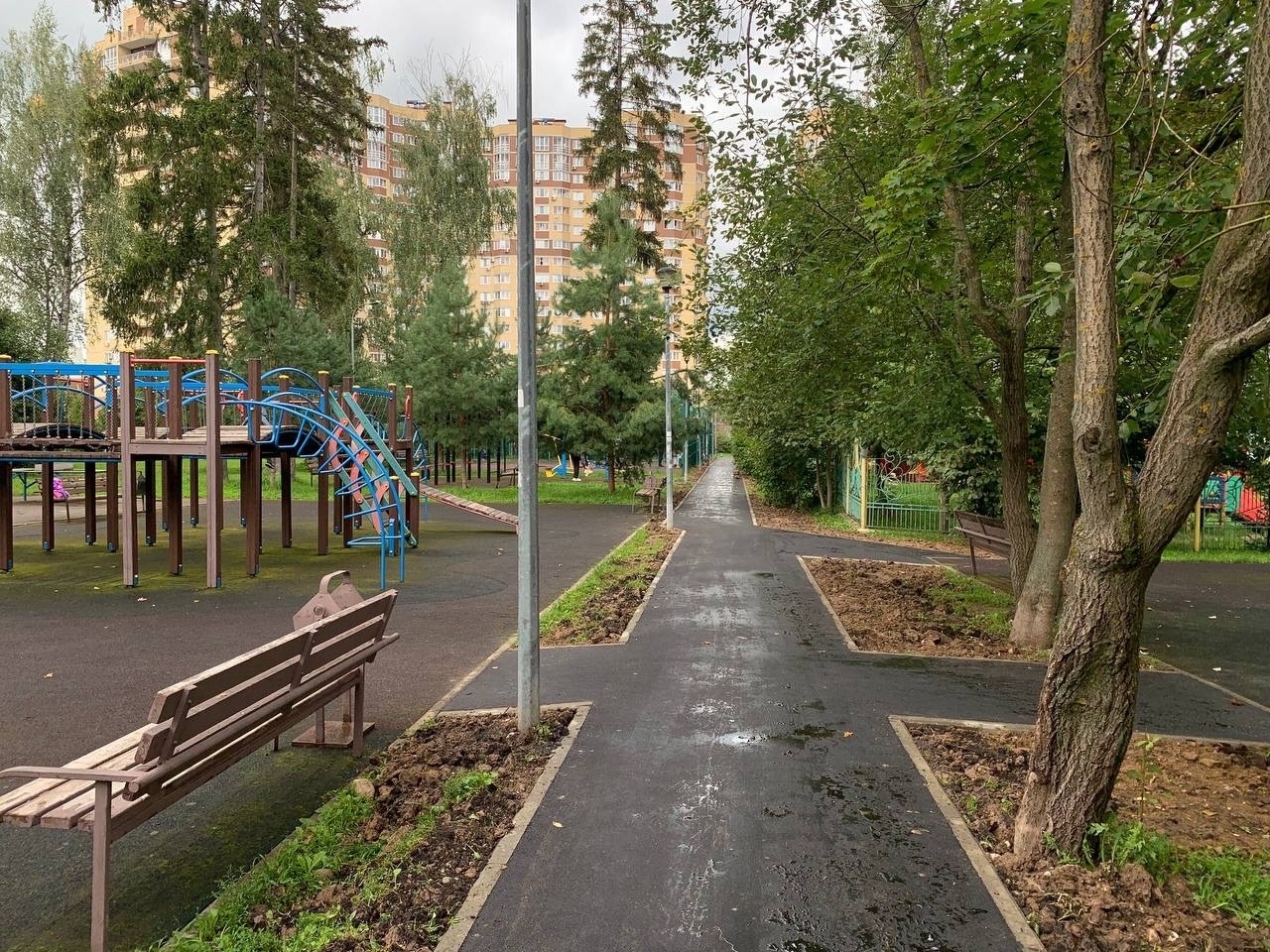 Продолжаются ремонтные работы по замене плиточного покрытия — Краснознаменск