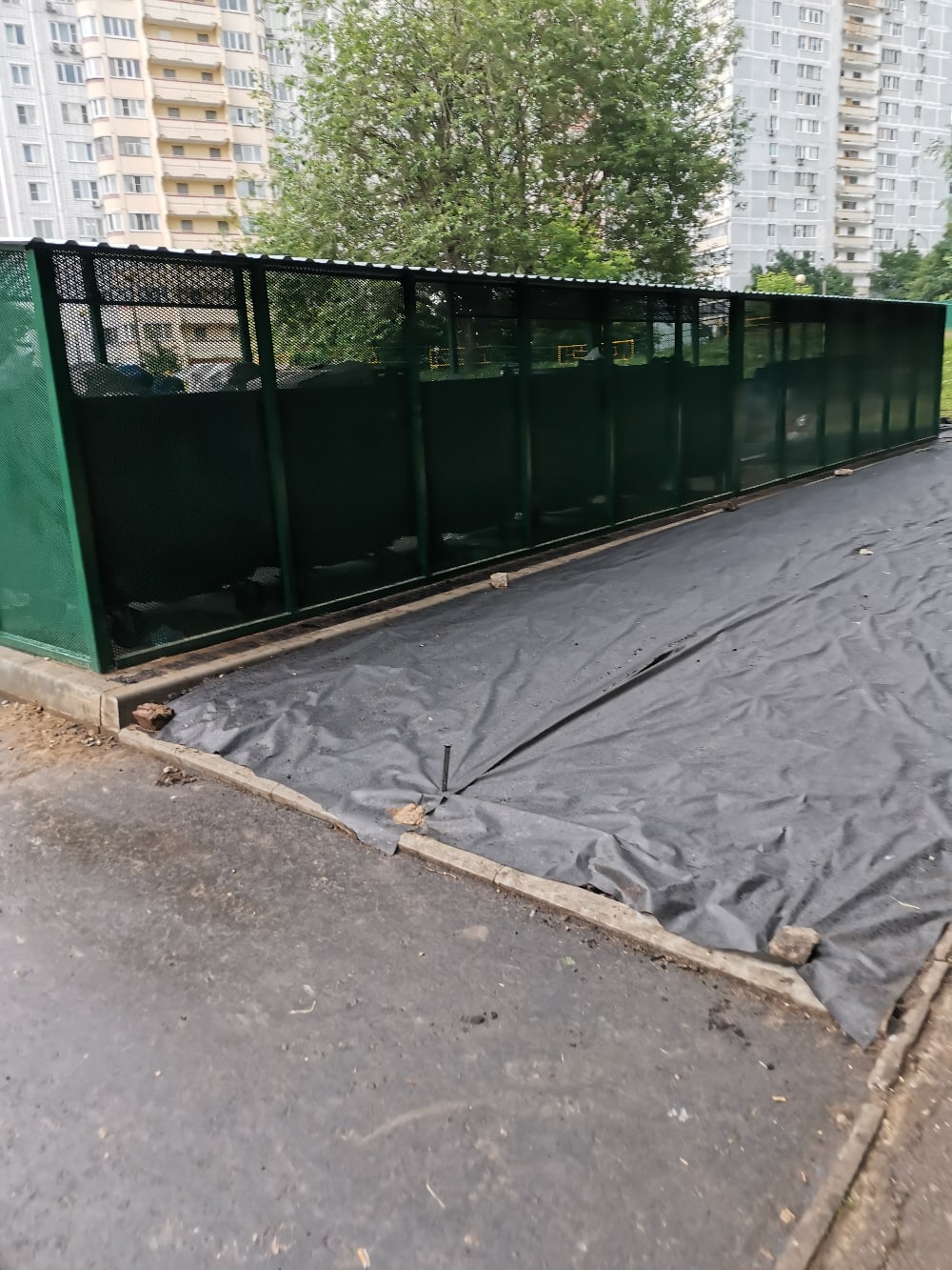 Новые объекты???? Ель не мешало бы спилить больную.