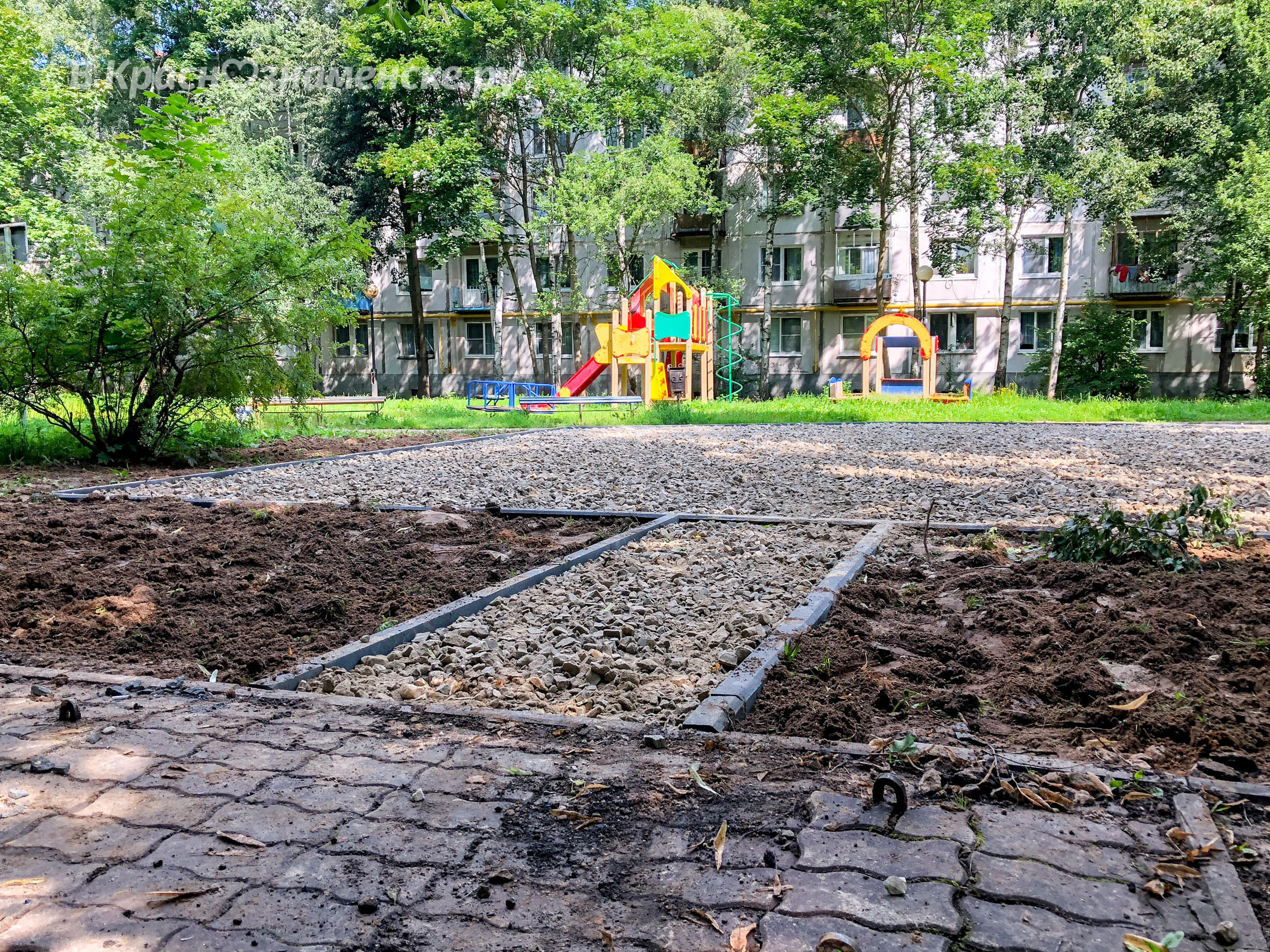 Во дворе на Краснознаменной 8 делают новую площадку  Отлична