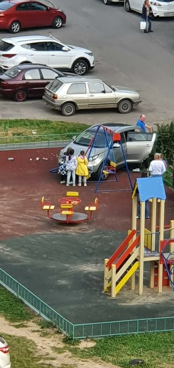 На Связистах какая-то сумасшедшая въехала на KIA Spoftage на