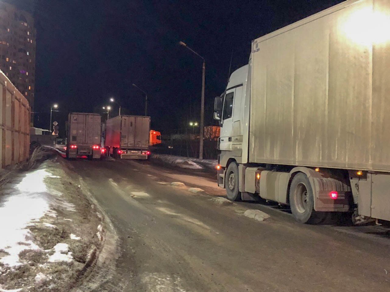 Форменное безобразие на КПП по улице Гагарина. Раньше фуры з