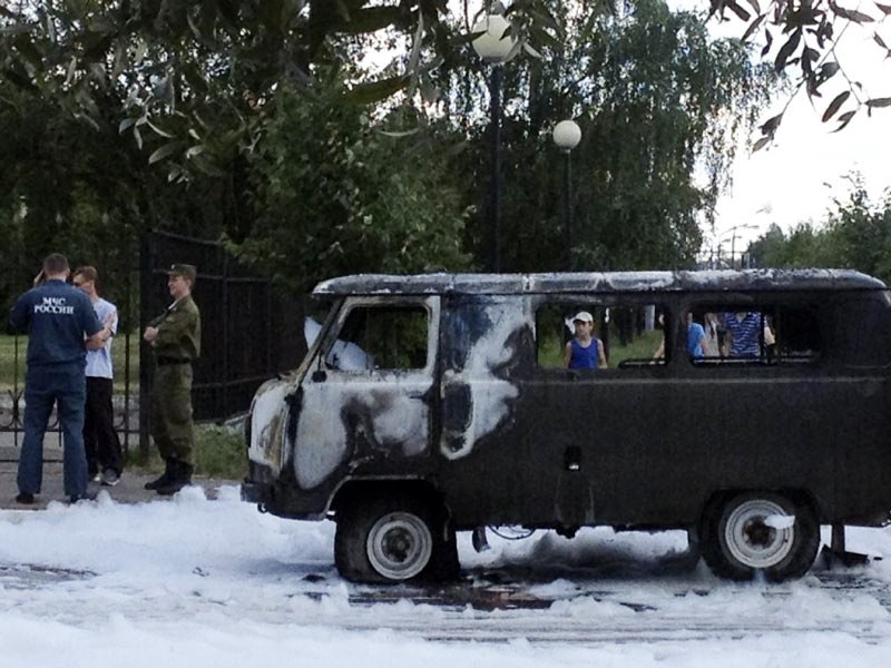 Сгорела авто возле штаба
Сегодня возле штаба в районе 17 часов сгорел автомобиль УАЗ "буханка".
Пожарные ехали минут 15-20, к тому времени авто уже почти выгорело и начали лопаться покрышки!
Прибывшее на место руководство МЧС начало