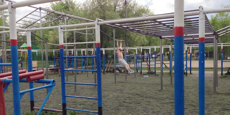 Краткий обзор спортивных площадок закрепленных за стадионом «Заря». 
Обзор помог сделать директор стадиона Владимир Костин.
Итак, начнем с «Силового городка» на озере. Мало кто знает, но в этом году, данному спортивному сооружению 30 лет! Причем