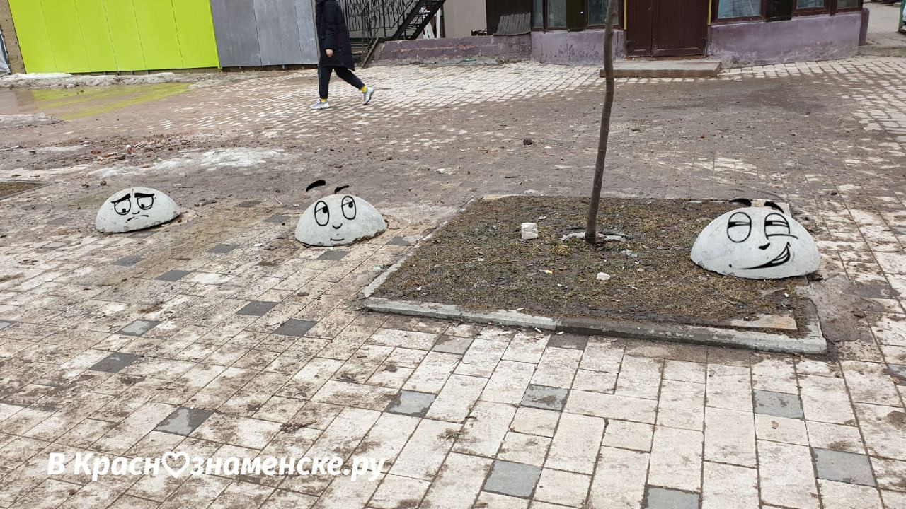 Противоавтомобильные полусферы разбежались по комфорной площ