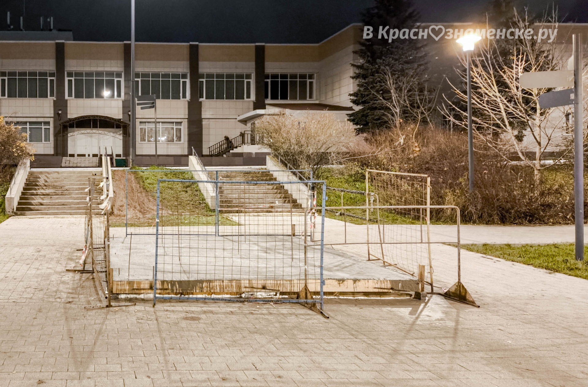 Судя по всему, у Дома Офицеров начались работы по установке — Краснознаменск