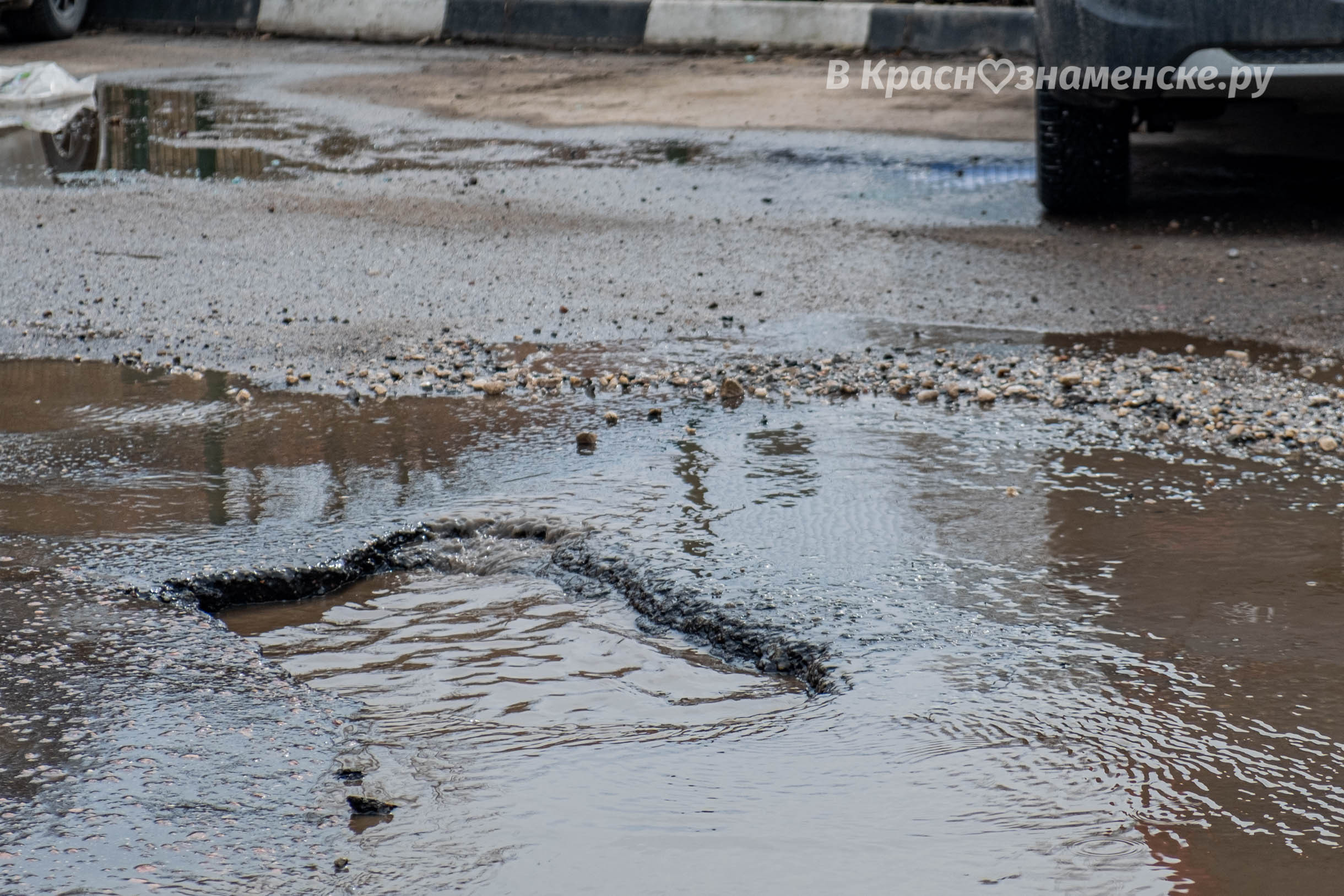 Огромные ямы на Октябрьской улице напротив Пятерочки  Водите